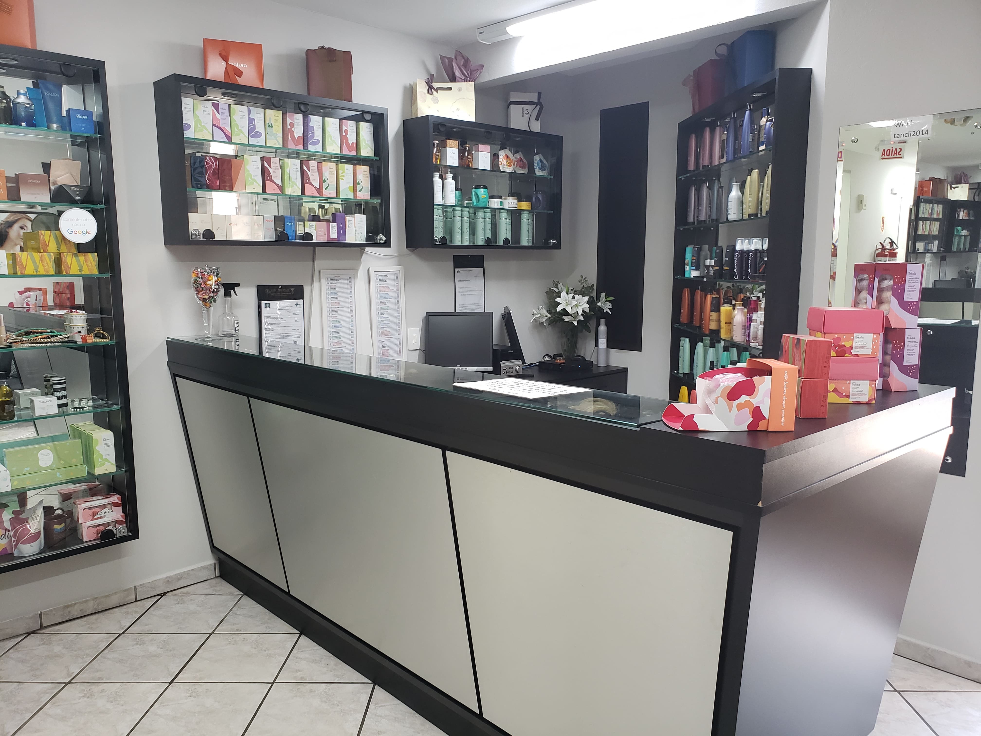 Profissional atendendo cliente