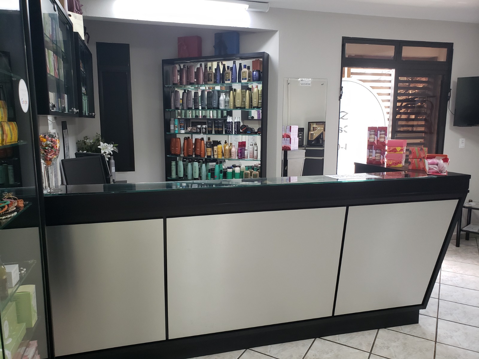 Interior do salão Tânia Camargo - Espaço Moderno